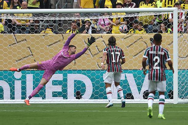 Cú sút xa căng của Dortmund khiến thủ môn Fabio phải bay người
