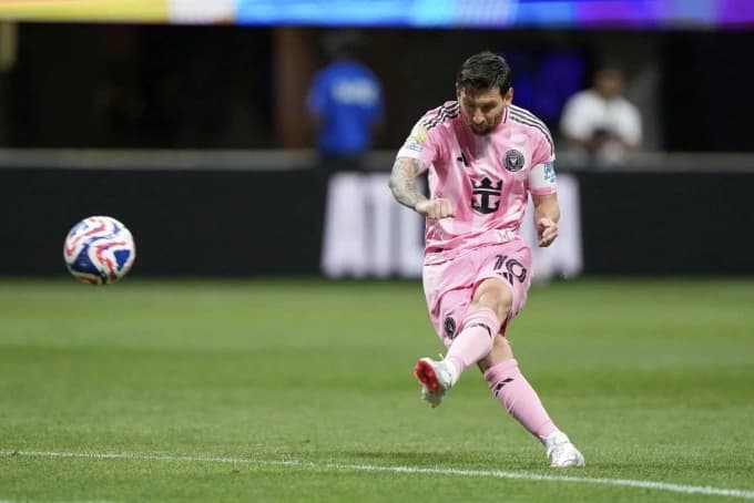 Cú sút phạt và ghi điểm của Messi đầy thuyết phục
