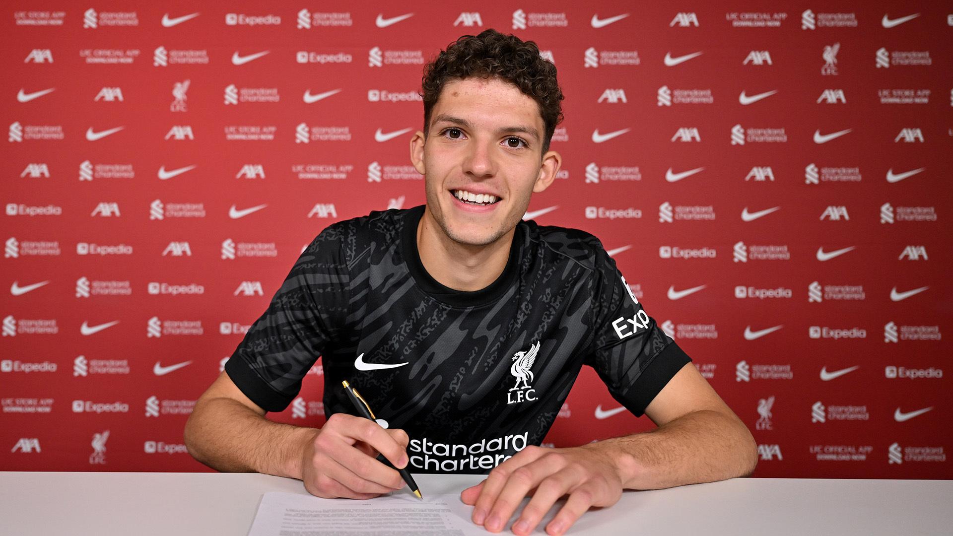 Liverpool trình làng thủ môn trẻ Armin Pecsi